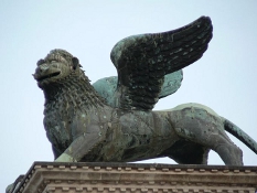 leone_in_piazza